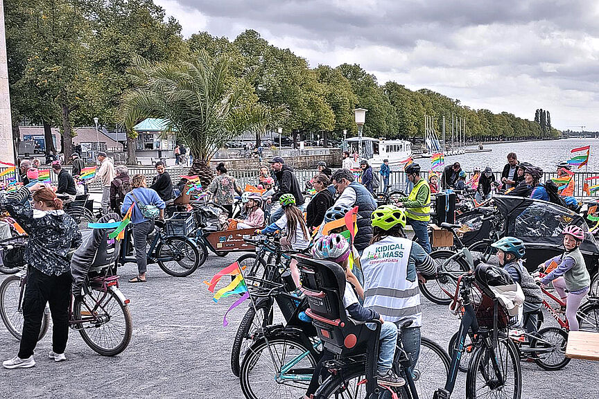 2026-Kidical-Mass-Sept Kinder und Begleitung sammeln sich am Maschsee zum Start der Kidical Mass in Hannover