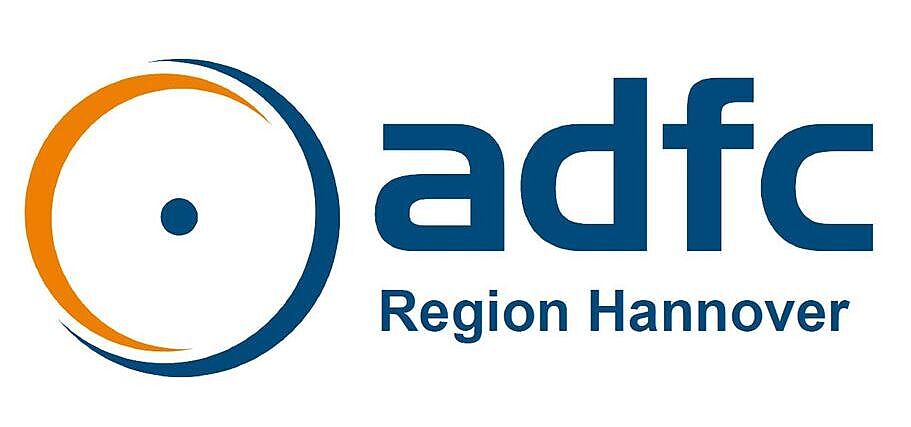 Logo des ADFC Region Hannover e.V. - gezeichnetes Laufrad in blau/orange mit Nabenpunkt in blau, Text: adfc Region Hannover in blau