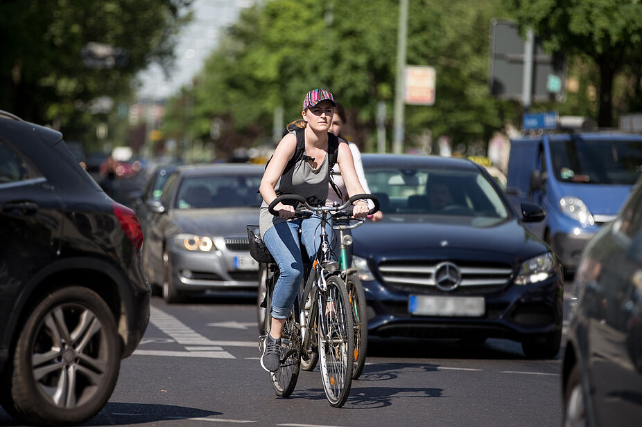 Radfahren in der Stadt: Dichter Verkehr Radfahren in der Stadt: Dichter Verkehr